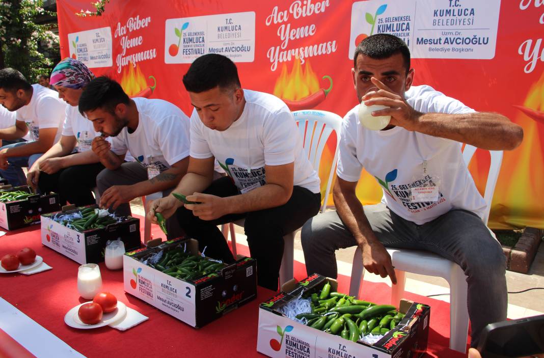 Üç dakikada 323 gram acı biberi yiyerek para ödülünü kaptı 4